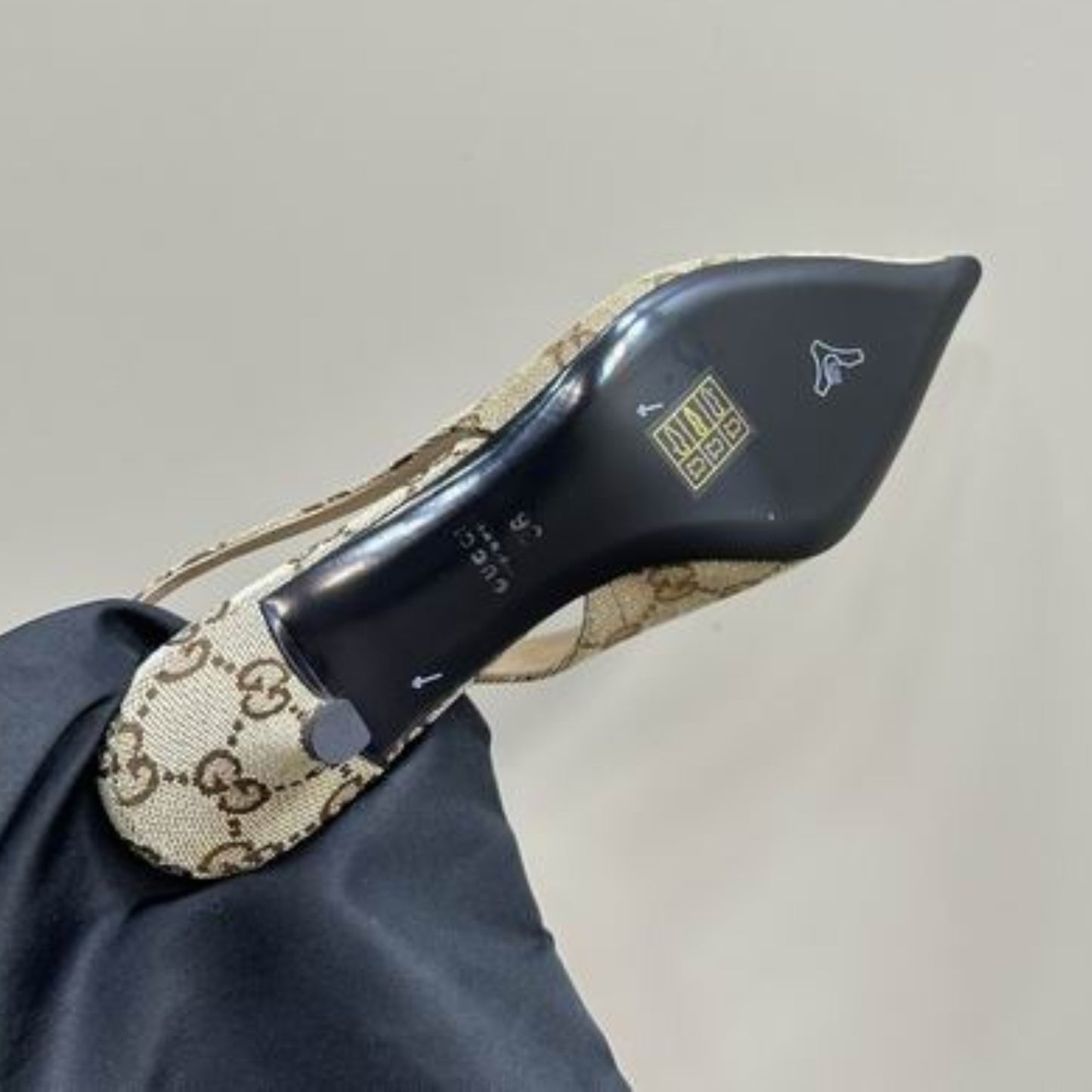 Scarpin GG Canvas bege e horsebit com Logo Salto 4,5cm