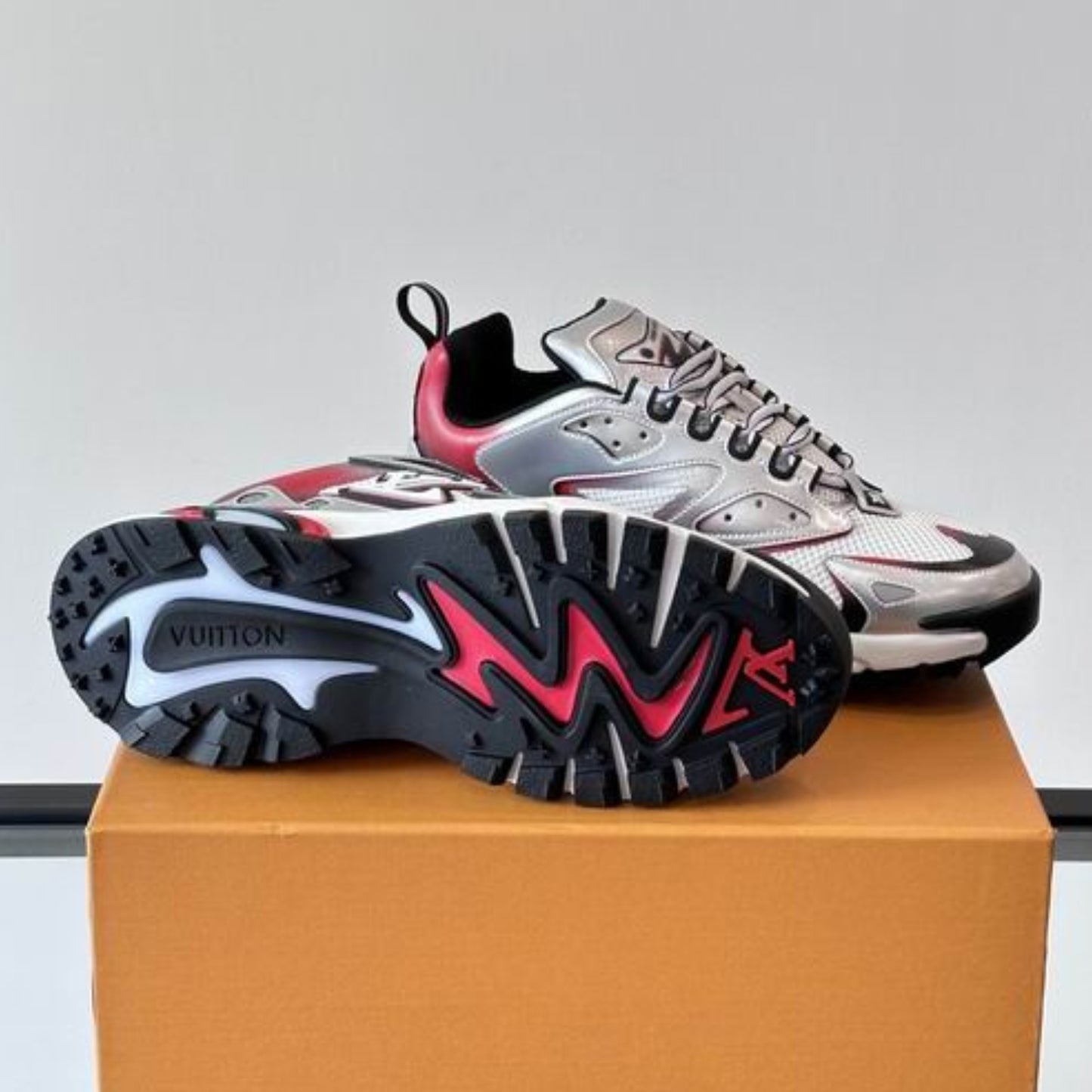 Tênis LV Runner Tatic Cinza com vermelho