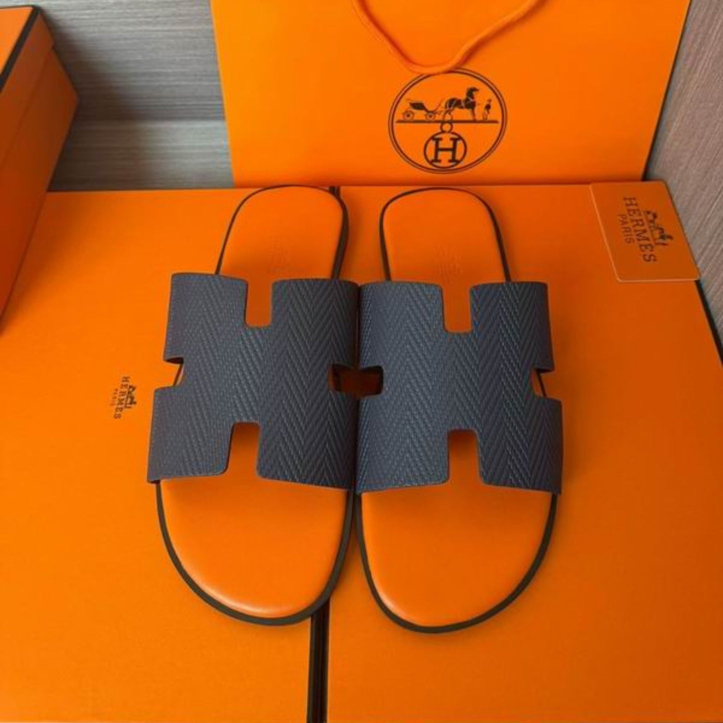 Sandália HRMS Izmir Sandal Noir Preto e laranja
