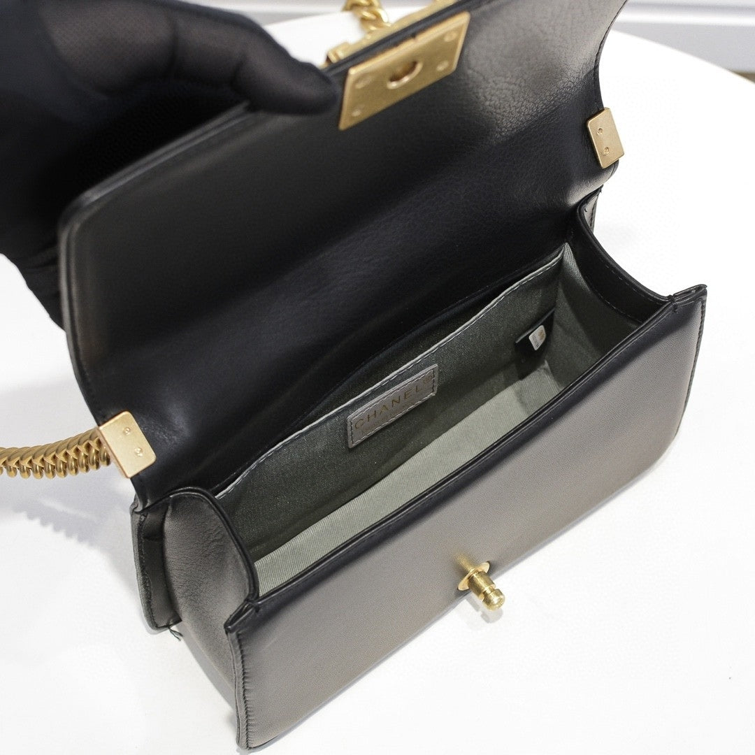 Bolsa CHN Boy Preto com Dourado 25cm