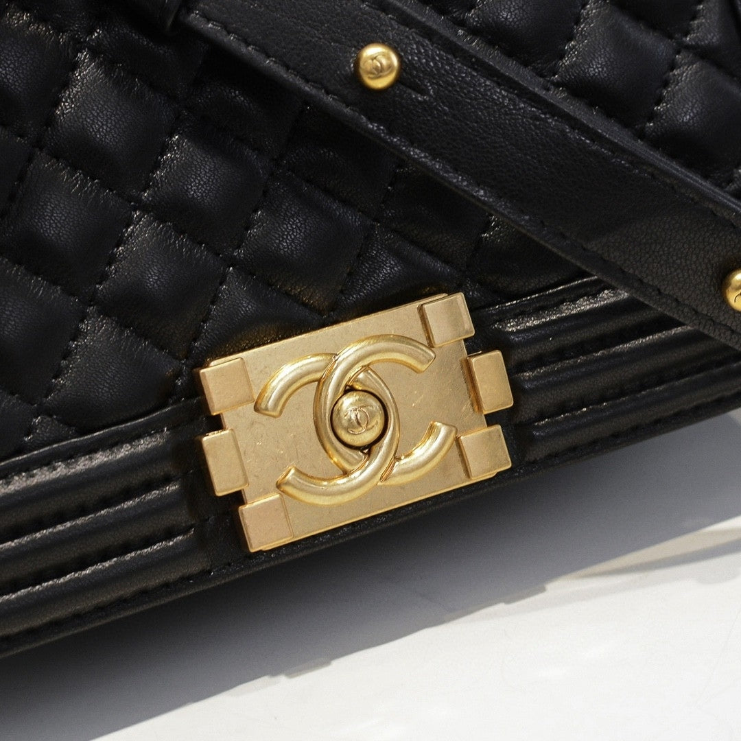Bolsa CHN Boy Preto com Dourado 25cm
