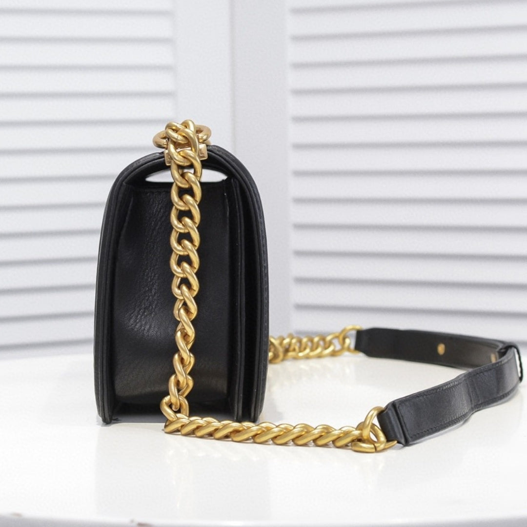 Bolsa CHN Boy Preto com Dourado 25cm