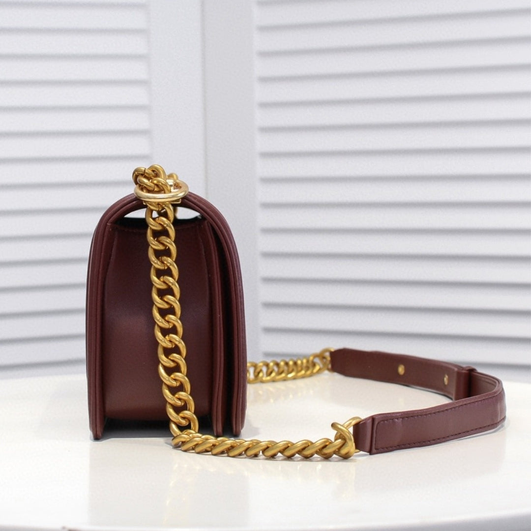 Bolsa CHN Boy Marrom Avermelhado com Dourado 25cm