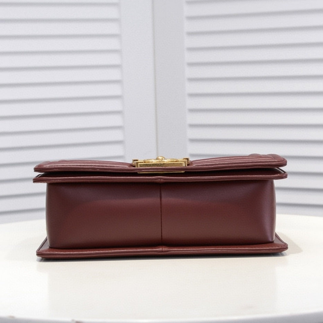 Bolsa CHN Boy Marrom Avermelhado com Dourado 25cm