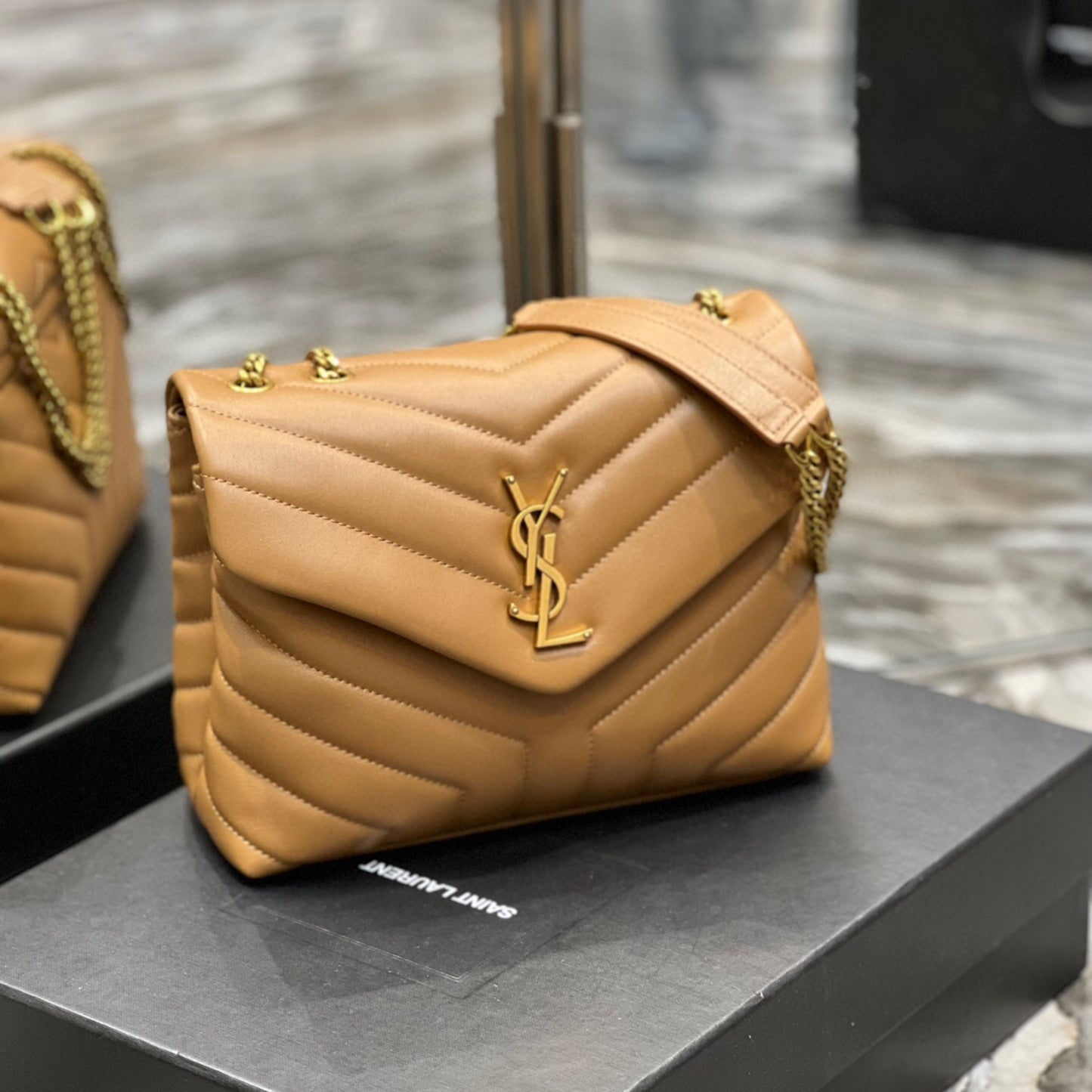 Bolsa YSL Tiracollo LouLou Marrom com dourado