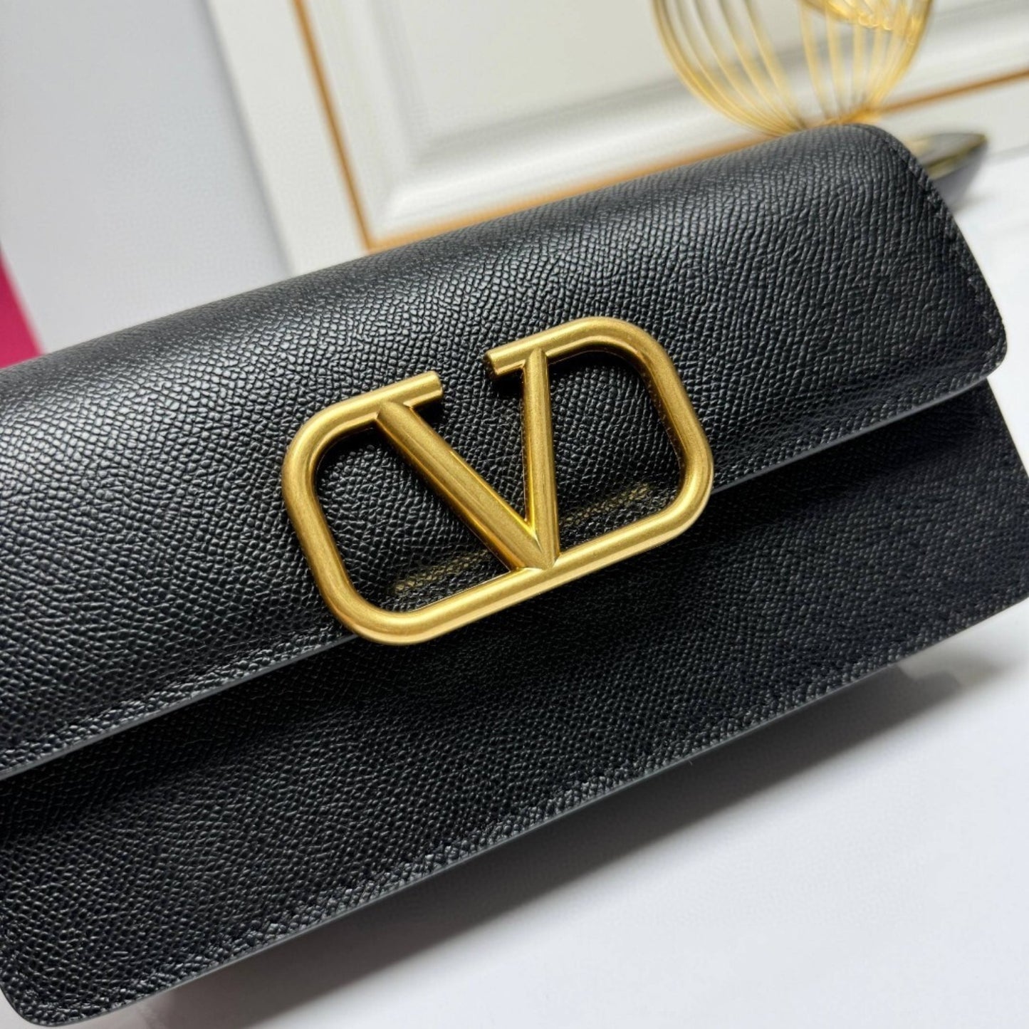 Bolsa VLTN VLogo Preto com dourado 22cm
