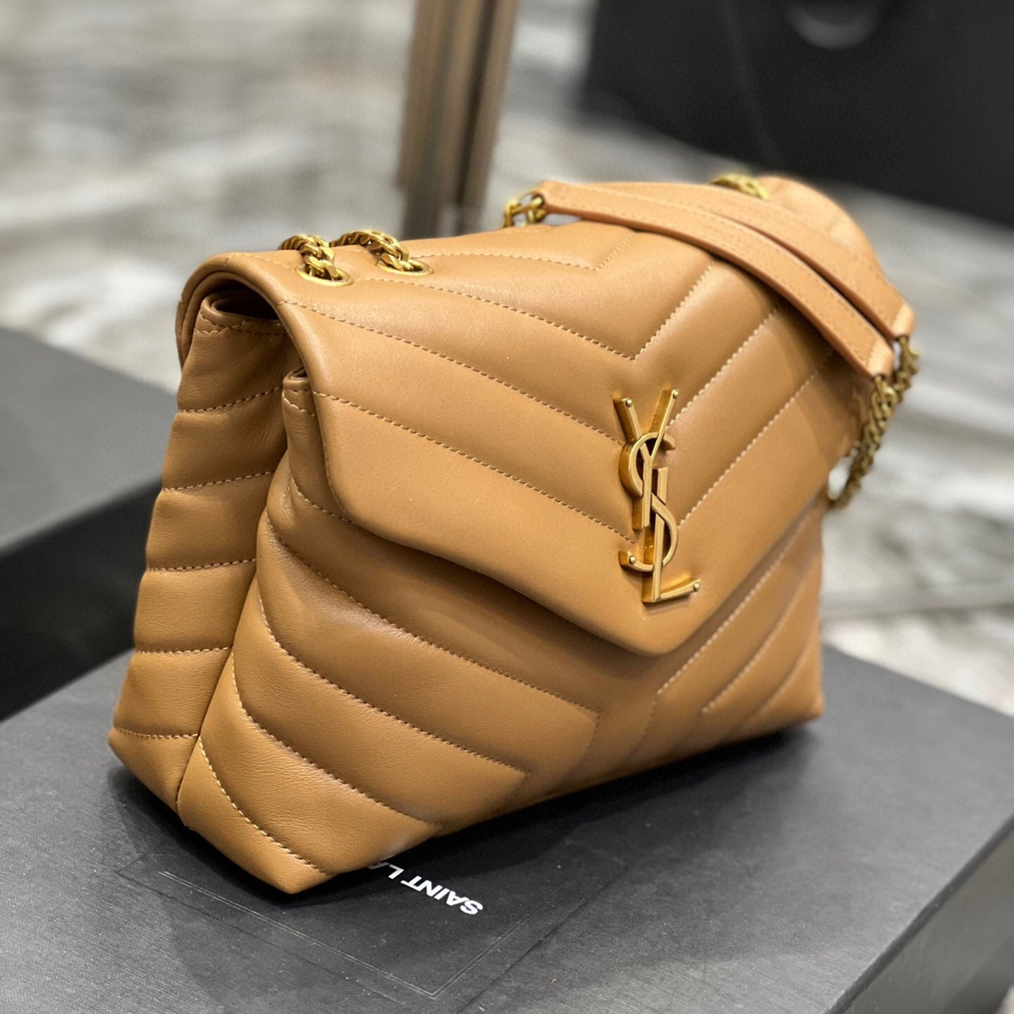 Bolsa YSL Tiracollo LouLou Marrom com dourado