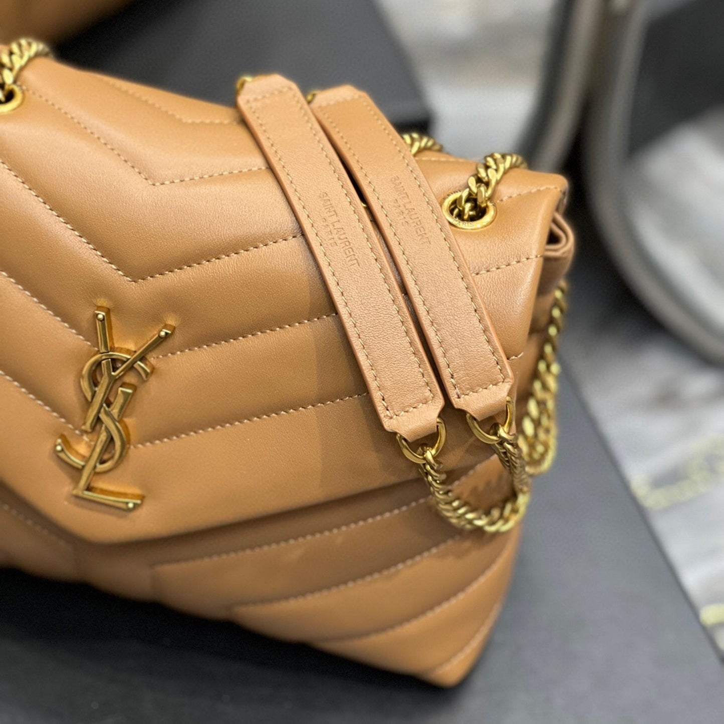 Bolsa YSL Tiracollo LouLou Marrom com dourado