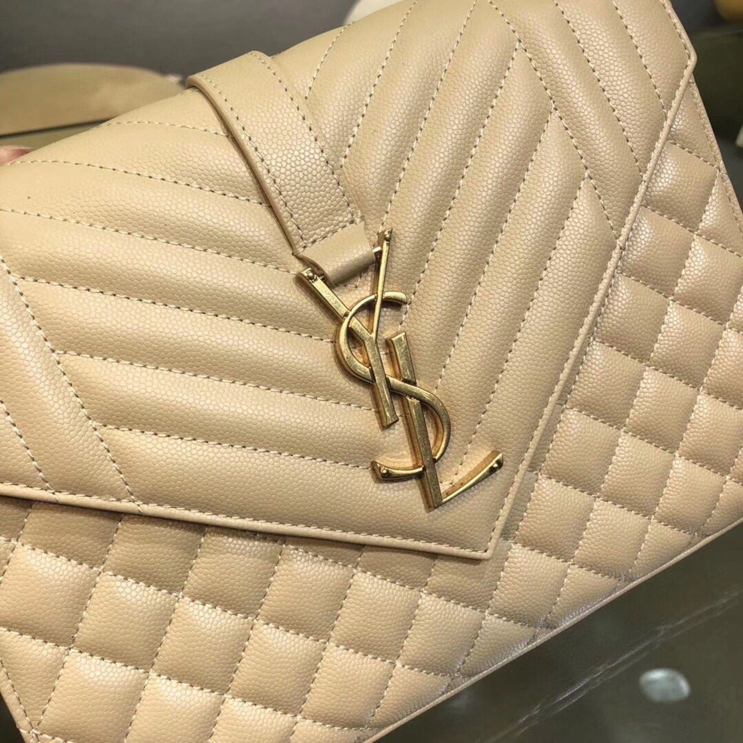 Bolsa YSL tiracolo Envelope Média bege 24cm