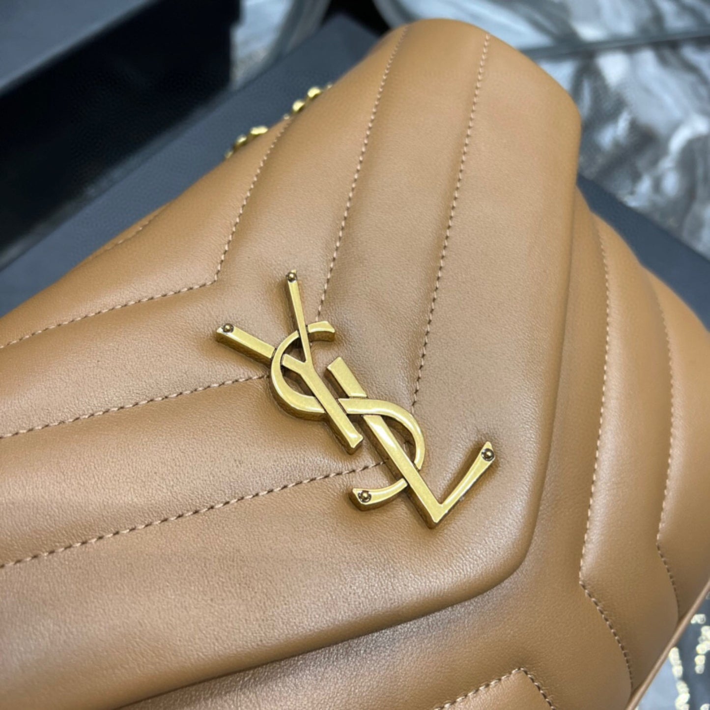 Bolsa YSL Tiracollo LouLou Marrom com dourado