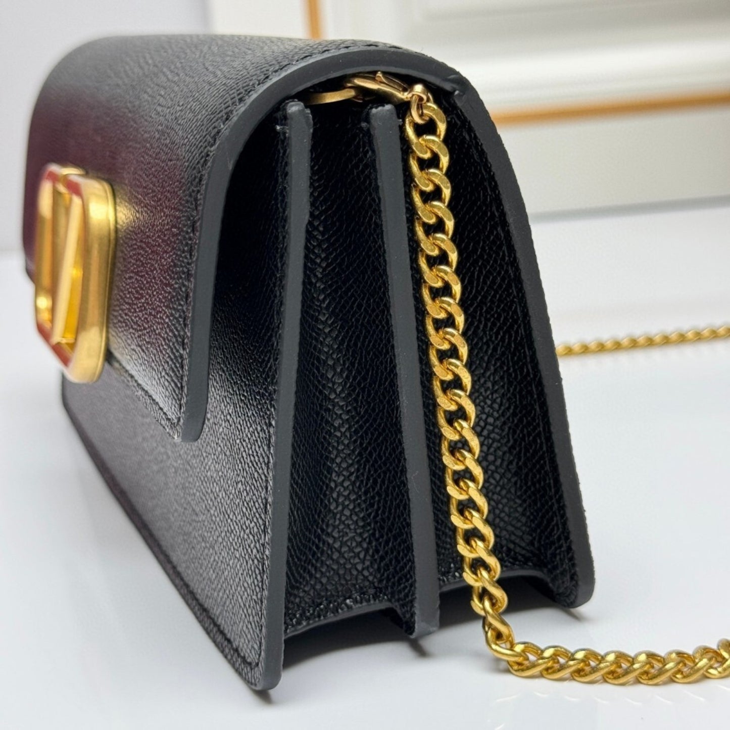 Bolsa VLTN VLogo Preto com dourado 22cm