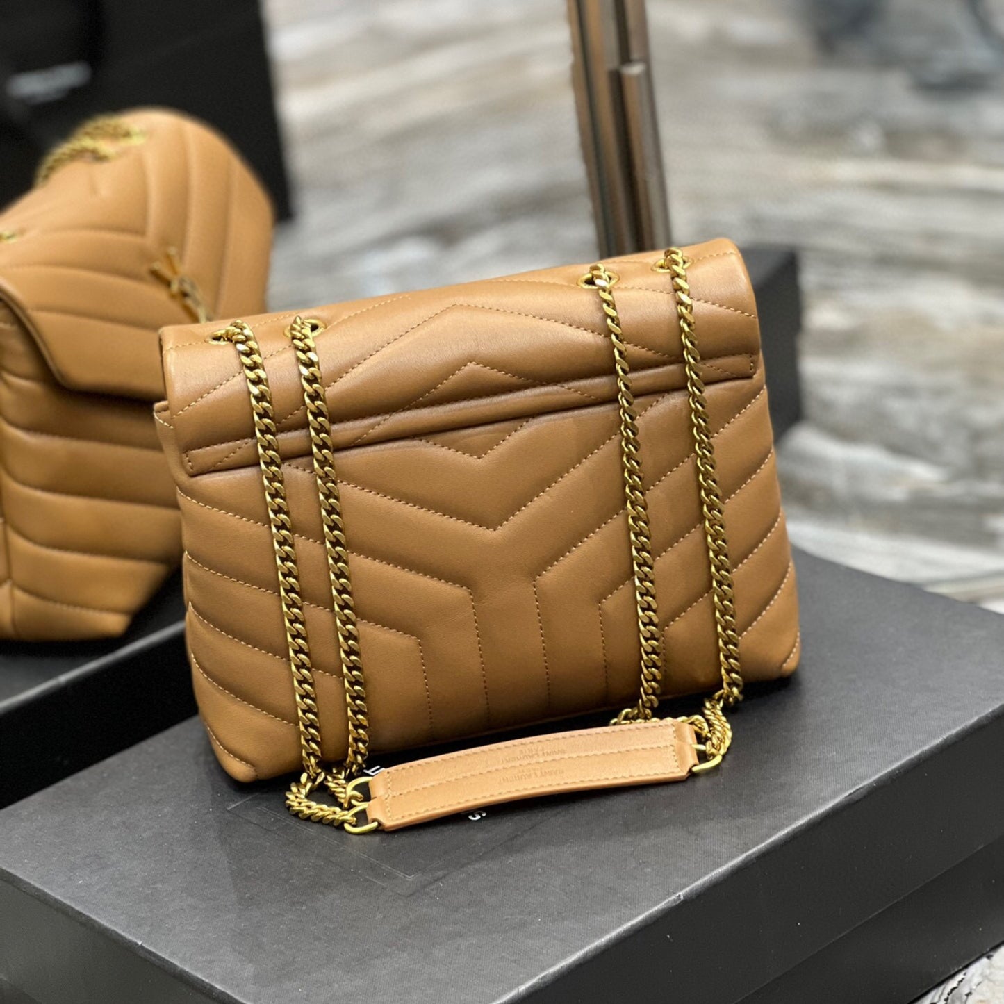 Bolsa YSL Tiracollo LouLou Marrom com dourado