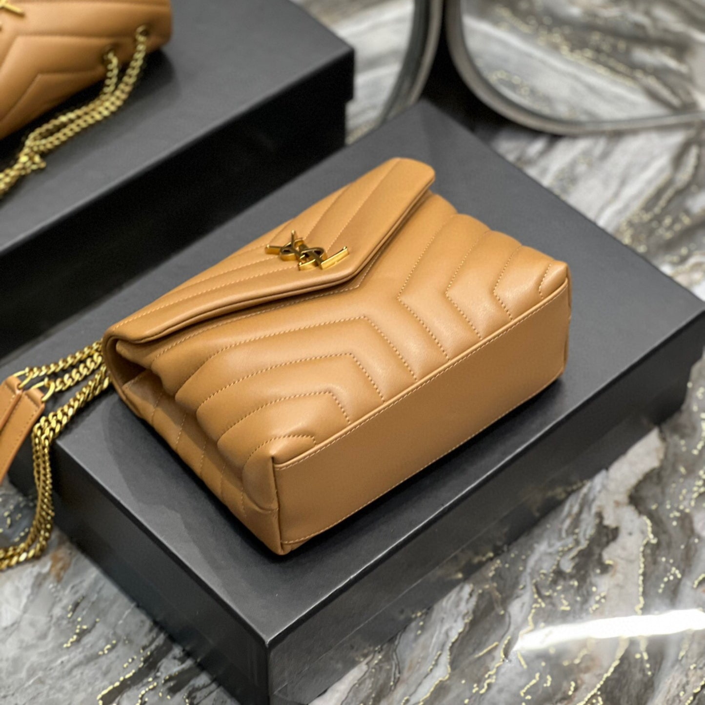 Bolsa YSL Tiracollo LouLou Marrom com dourado