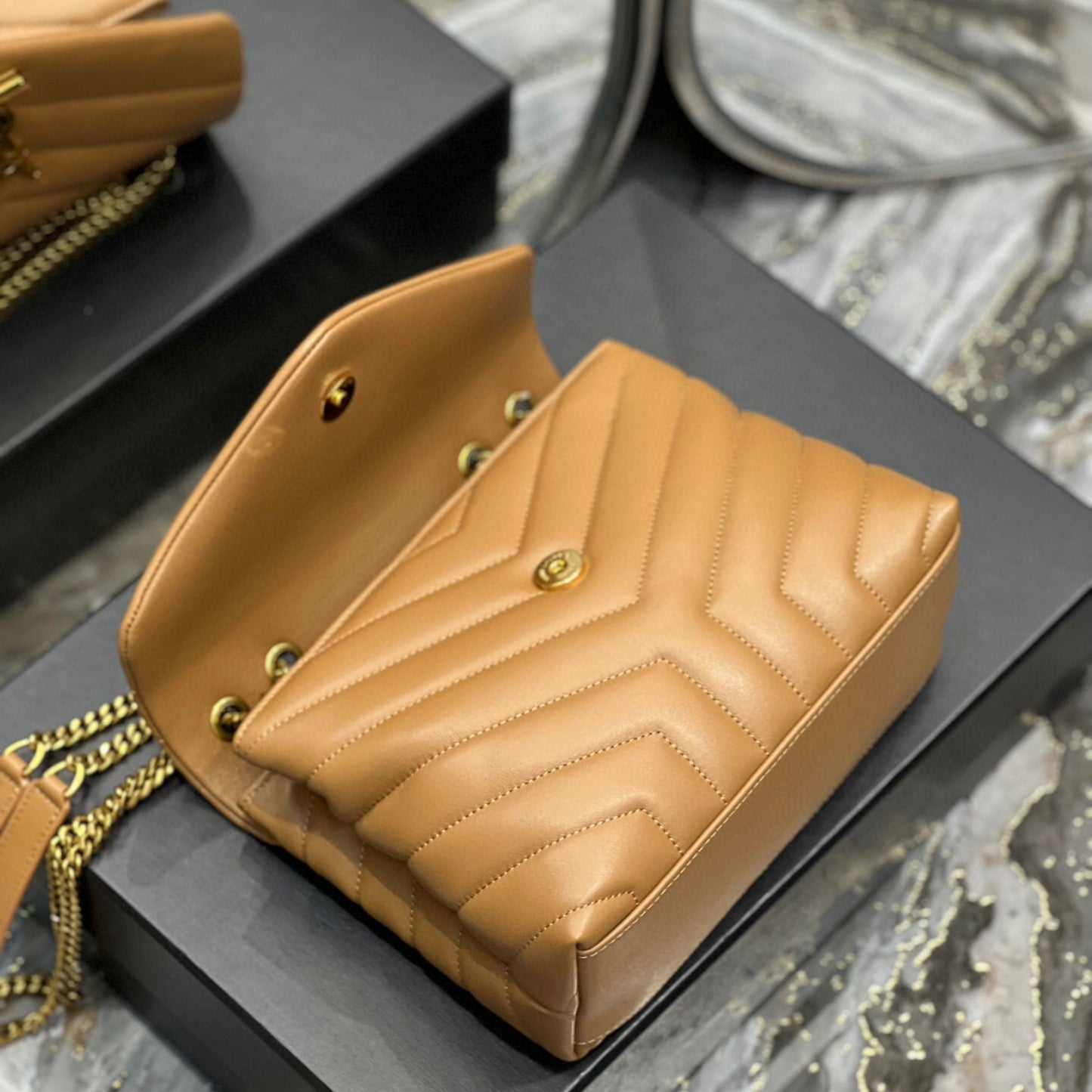 Bolsa YSL Tiracollo LouLou Marrom com dourado