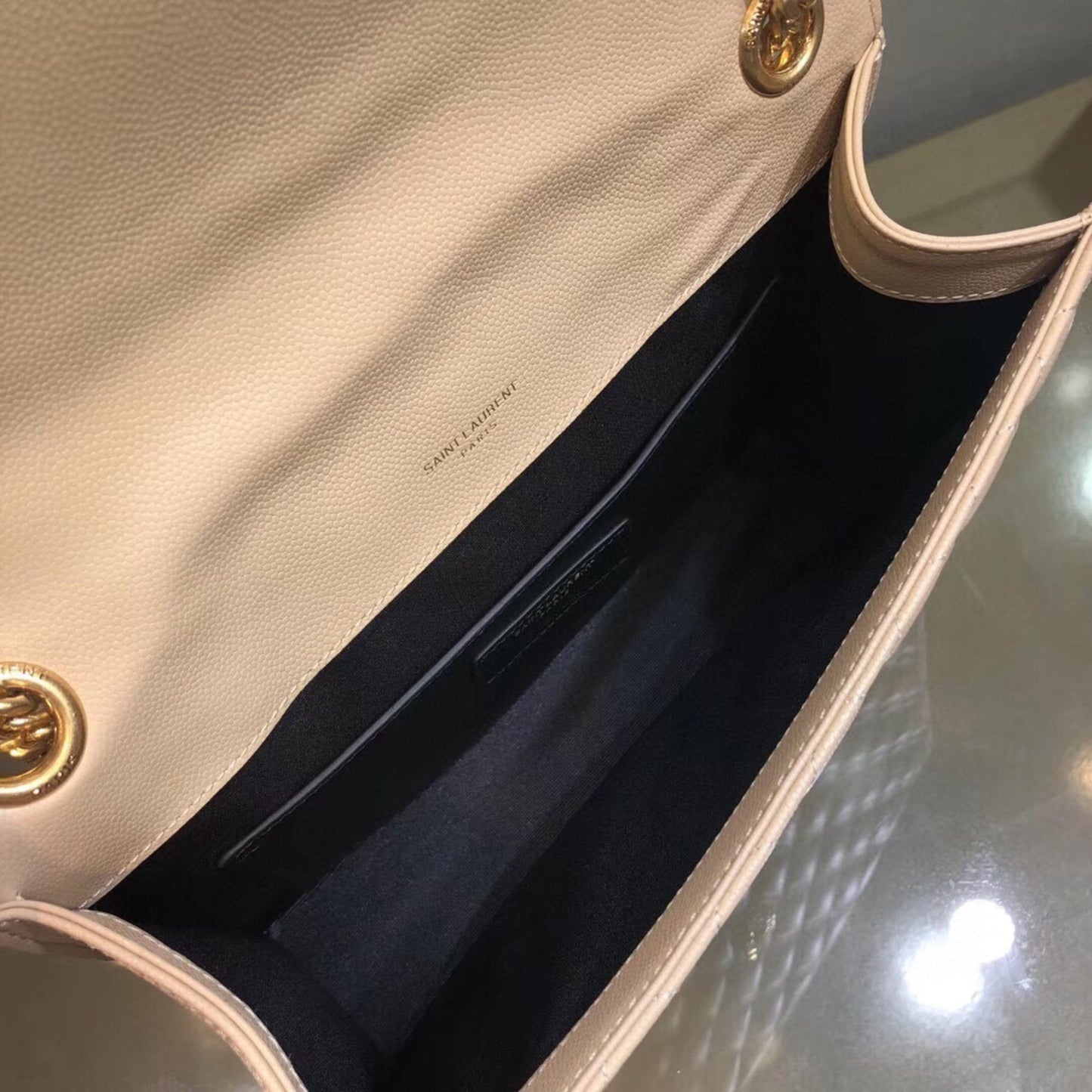 Bolsa YSL tiracolo Envelope Média bege 24cm