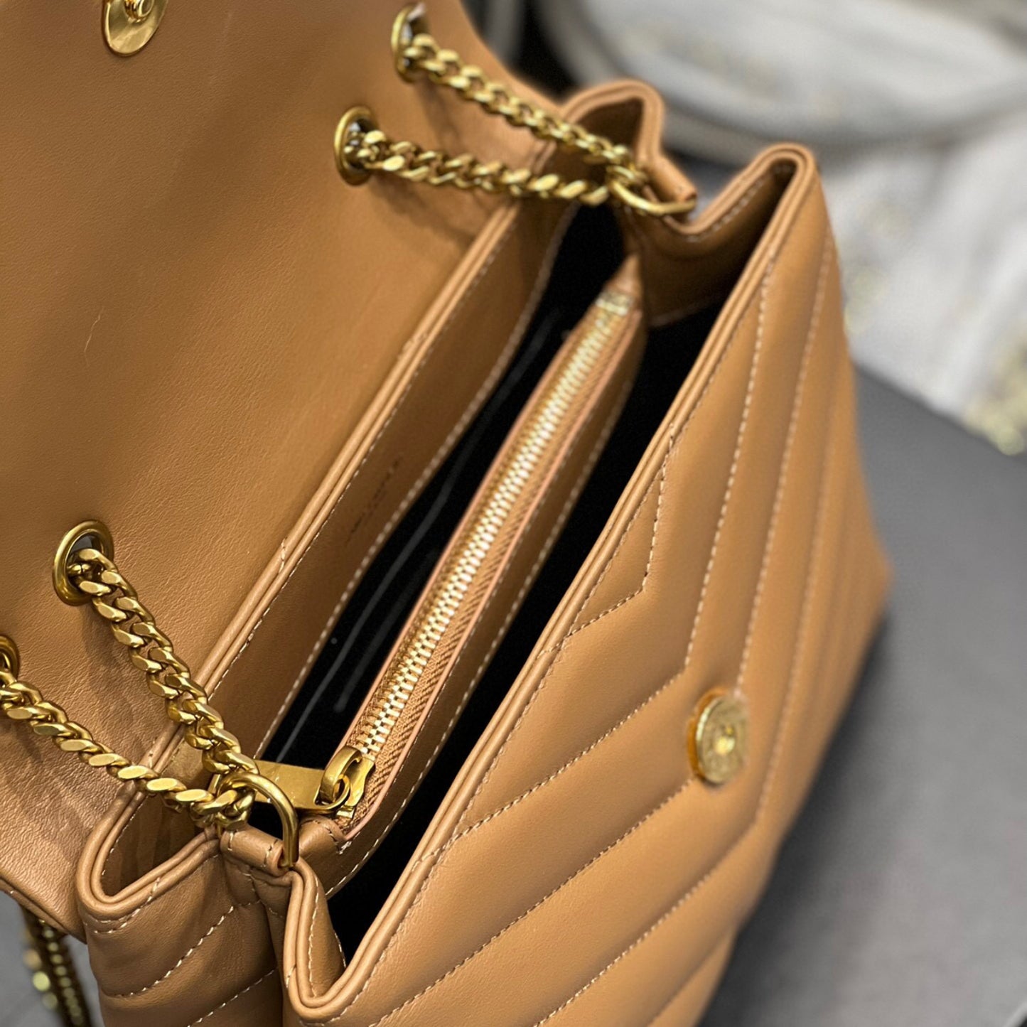 Bolsa YSL Tiracollo LouLou Marrom com dourado