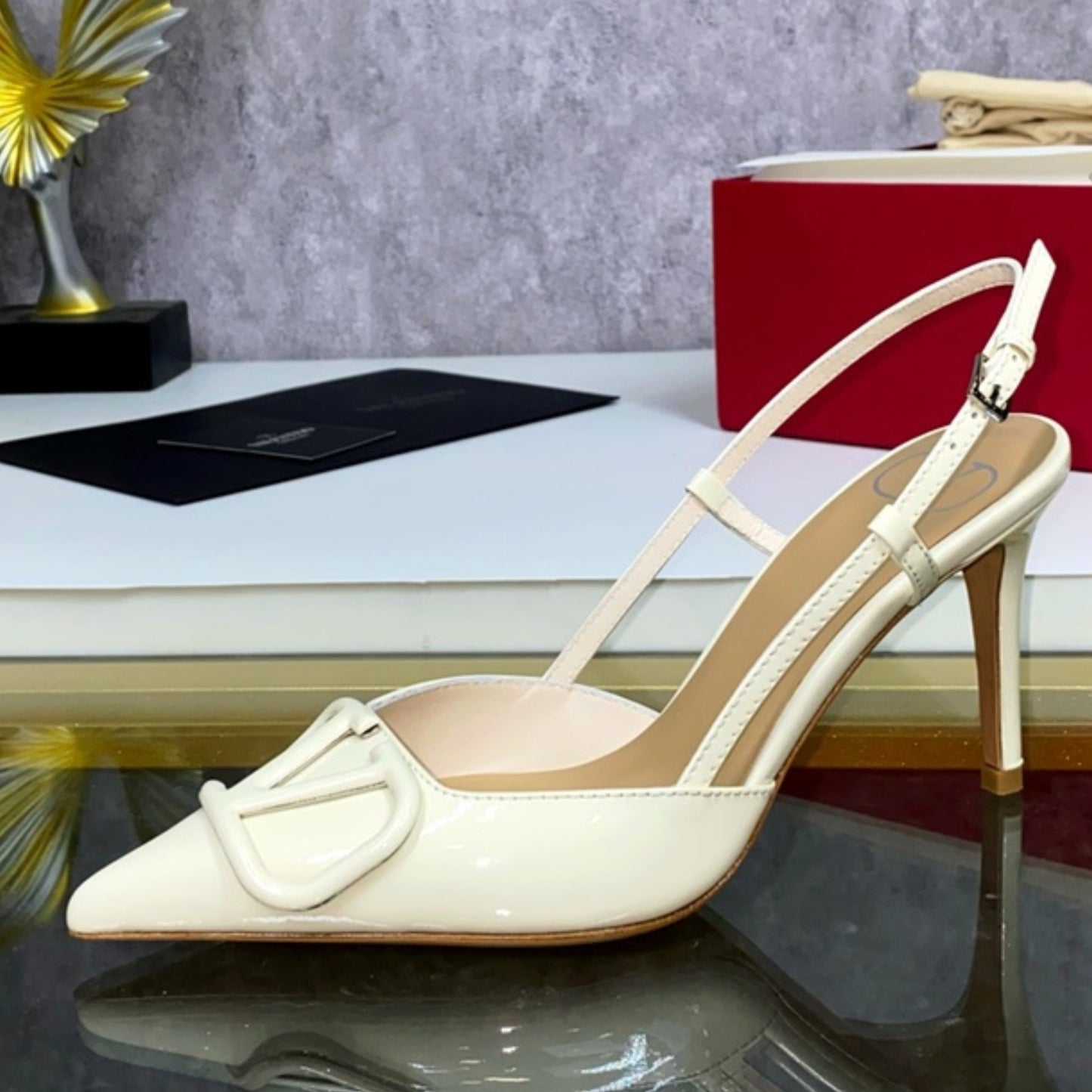 Scarpin VLT Off White Couro com Logo frontal Salto 8cm