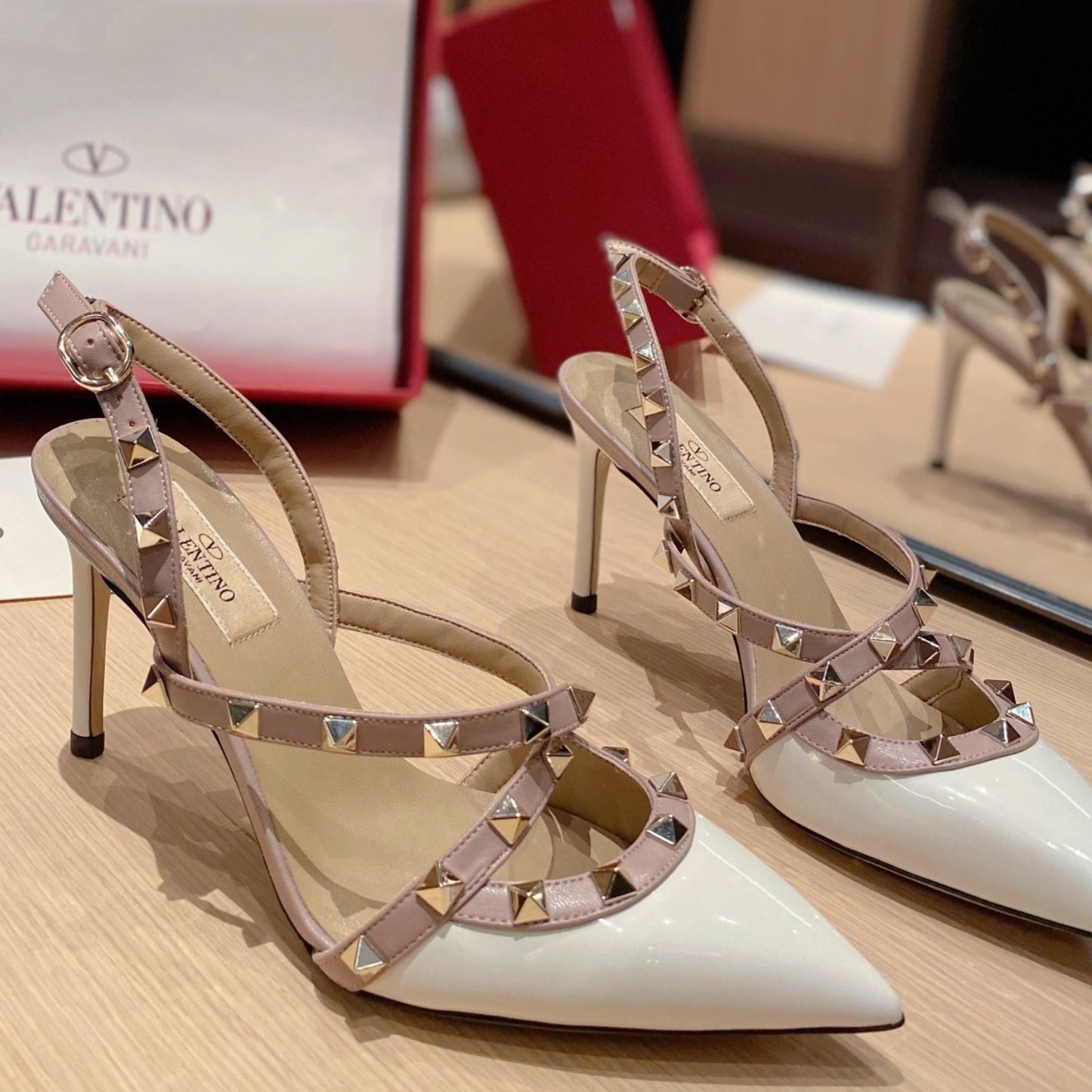 Scarpin VLT Branco Couro com detalhes Superior Salto 9cm