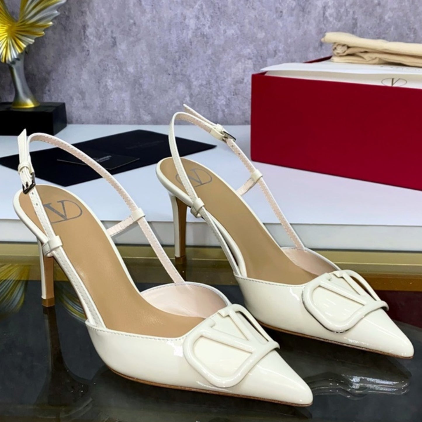 Scarpin VLT Off White Couro com Logo frontal Salto 8cm