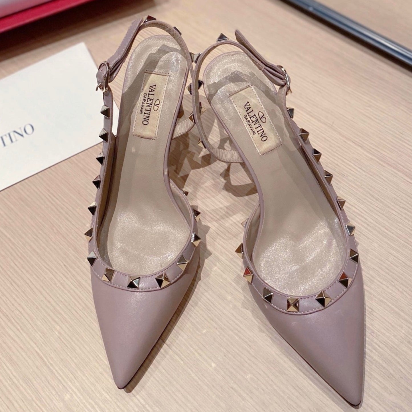 Scarpin VLT Bege Couro com detalhes Lateral Salto 9cm