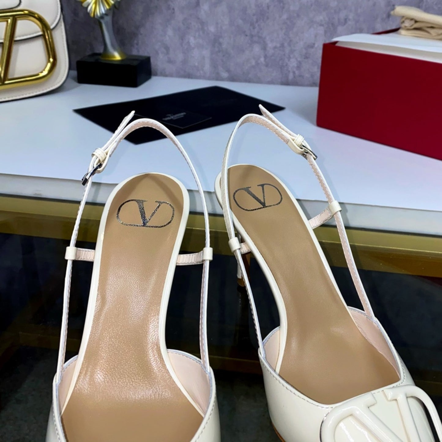 Scarpin VLT Off White Couro com Logo frontal Salto 8cm