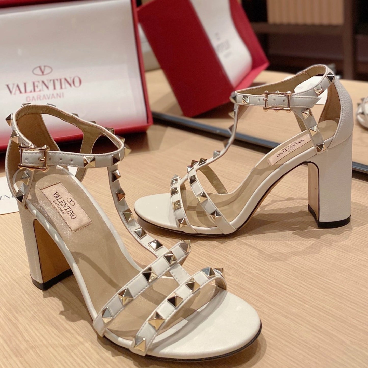 Sandália VLT Branco Couro com detalhes Salto 8,5cm