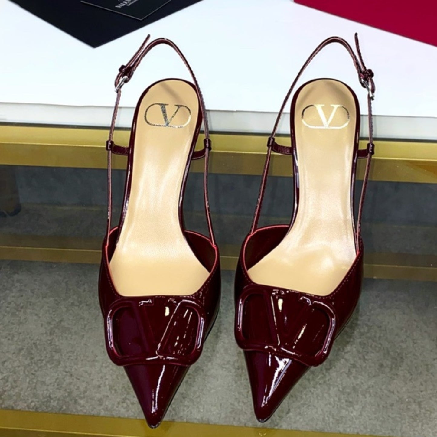 Scarpin VLT Vinho Couro com Logo frontal Salto 8cm