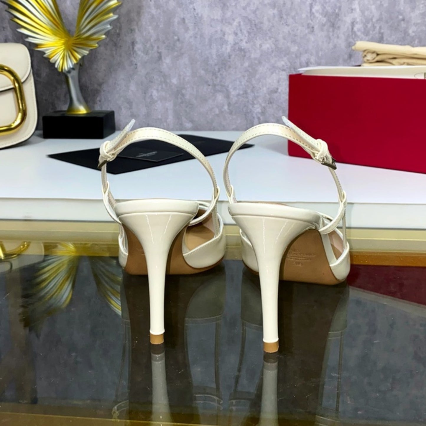 Scarpin VLT Off White Couro com Logo frontal Salto 8cm