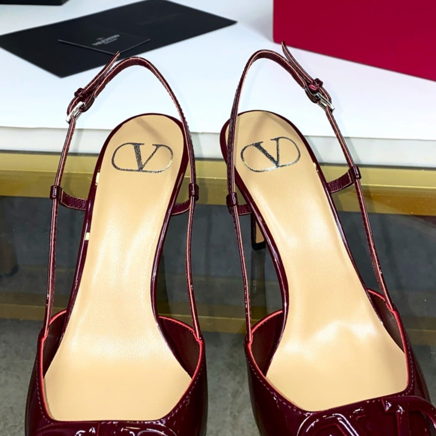 Scarpin VLT Vinho Couro com Logo frontal Salto 8cm