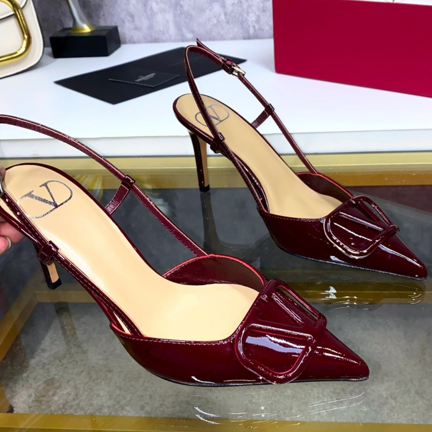 Scarpin VLT Vinho Couro com Logo frontal Salto 8cm