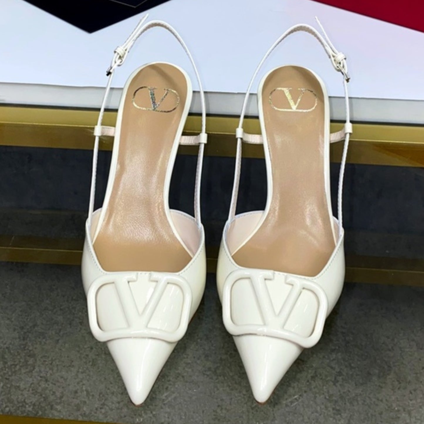 Scarpin VLT Off White Couro com Logo frontal Salto 8cm