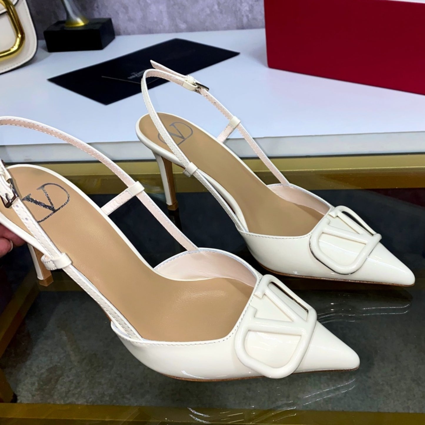 Scarpin VLT Off White Couro com Logo frontal Salto 8cm