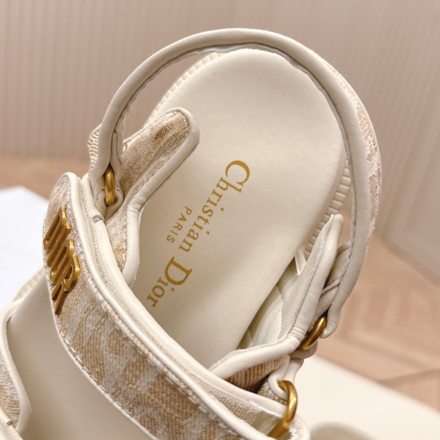 Sandalia Dio Dioract Branco e Bege