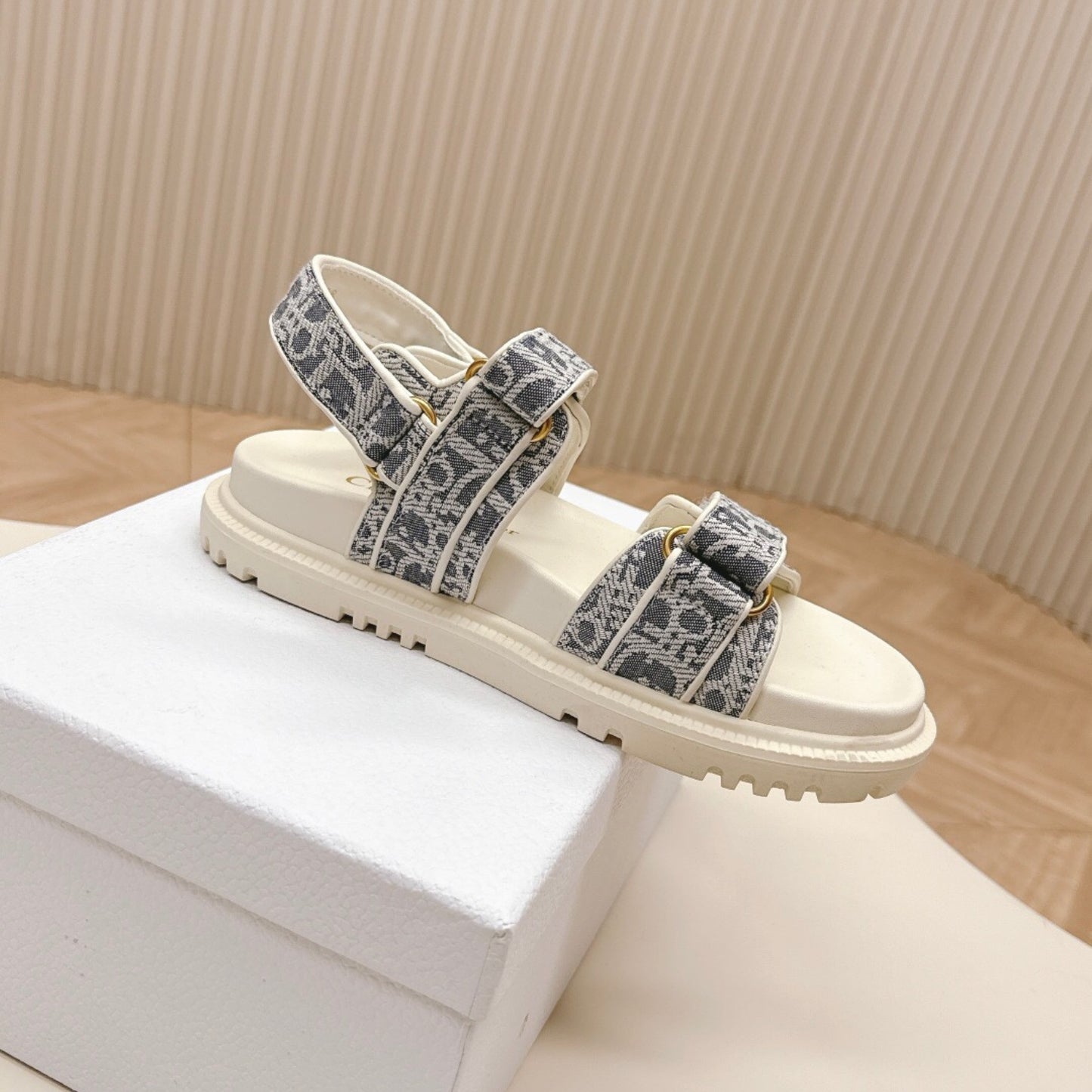 Sandalia Dio Dioract Branco e Cinza