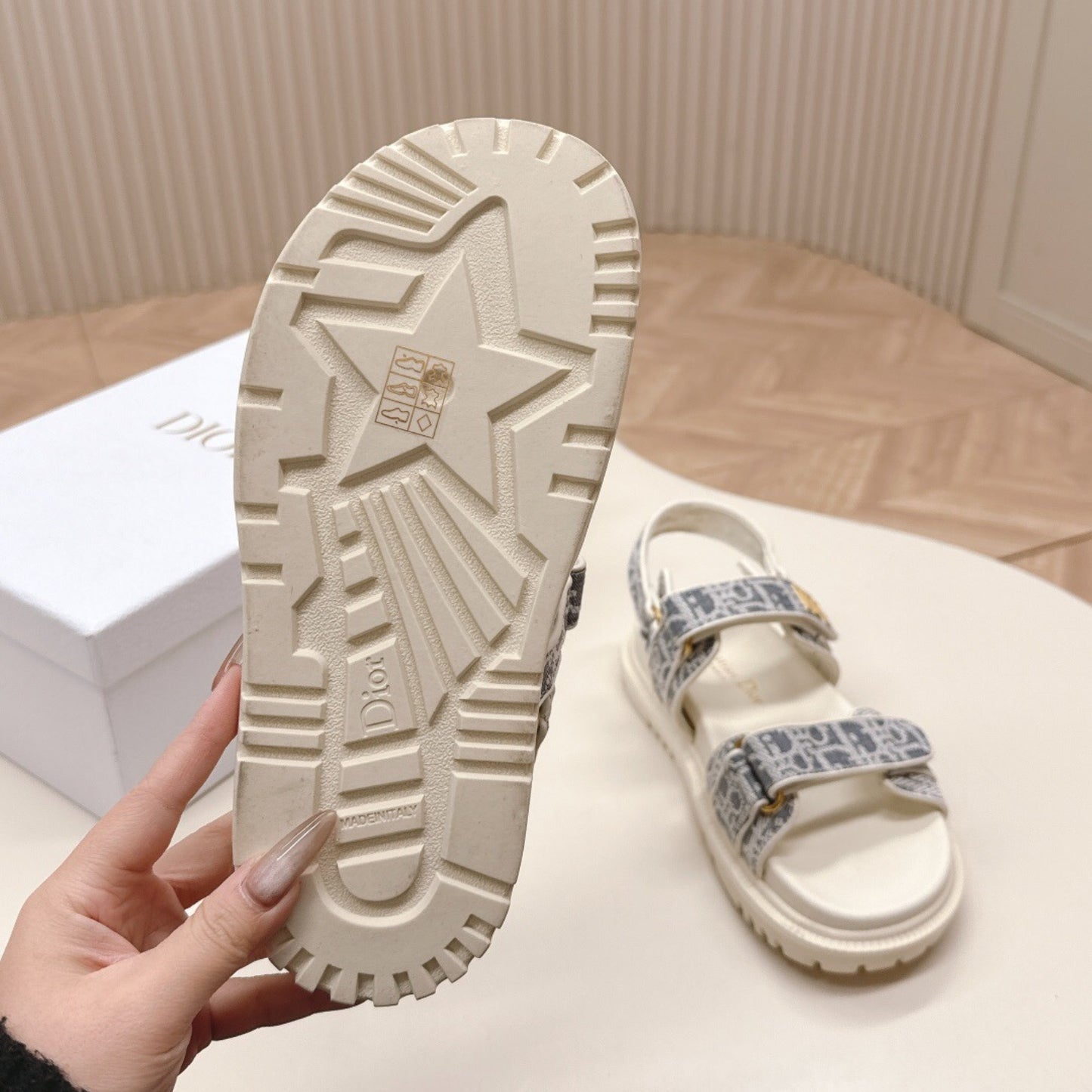 Sandalia Dio Dioract Branco e Cinza
