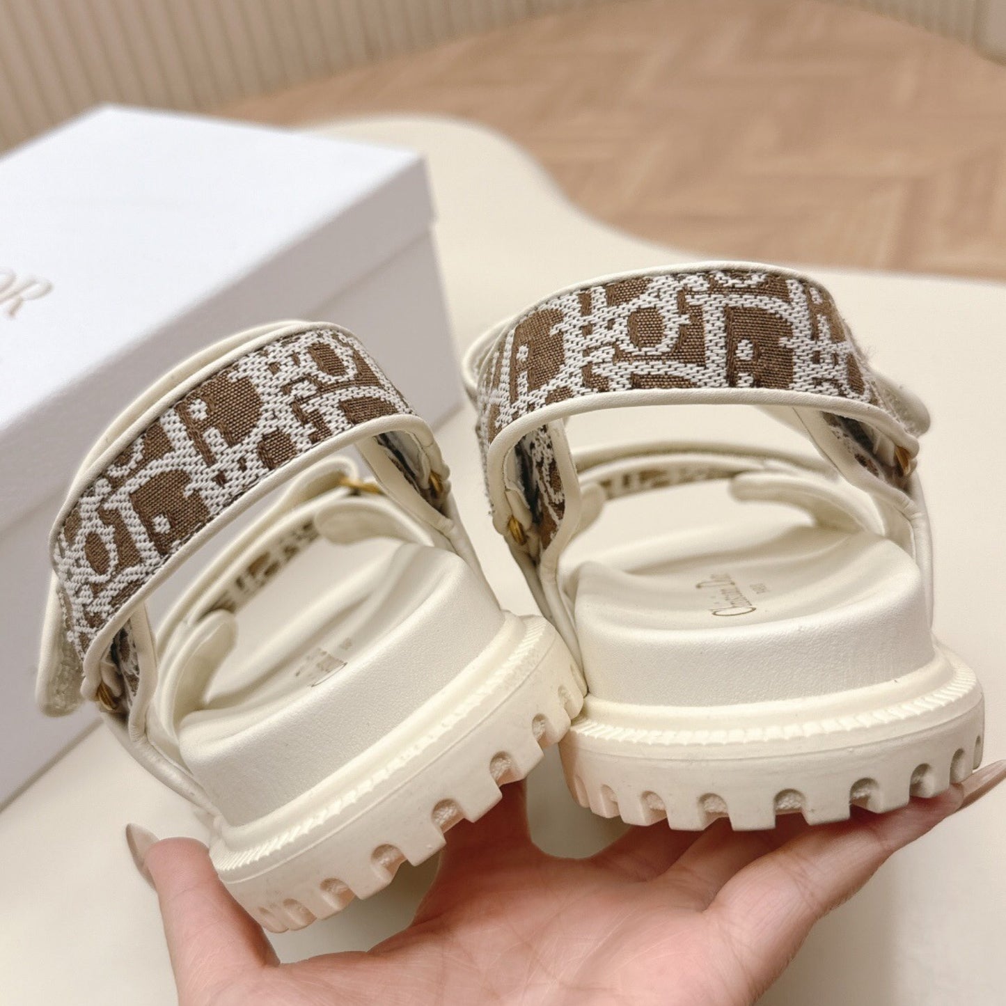 Sandalia Dio Dioract Branco e Marrom