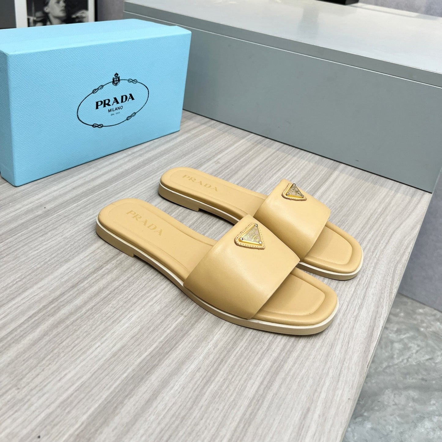 Sandalia PRD Amarelo couro com logo