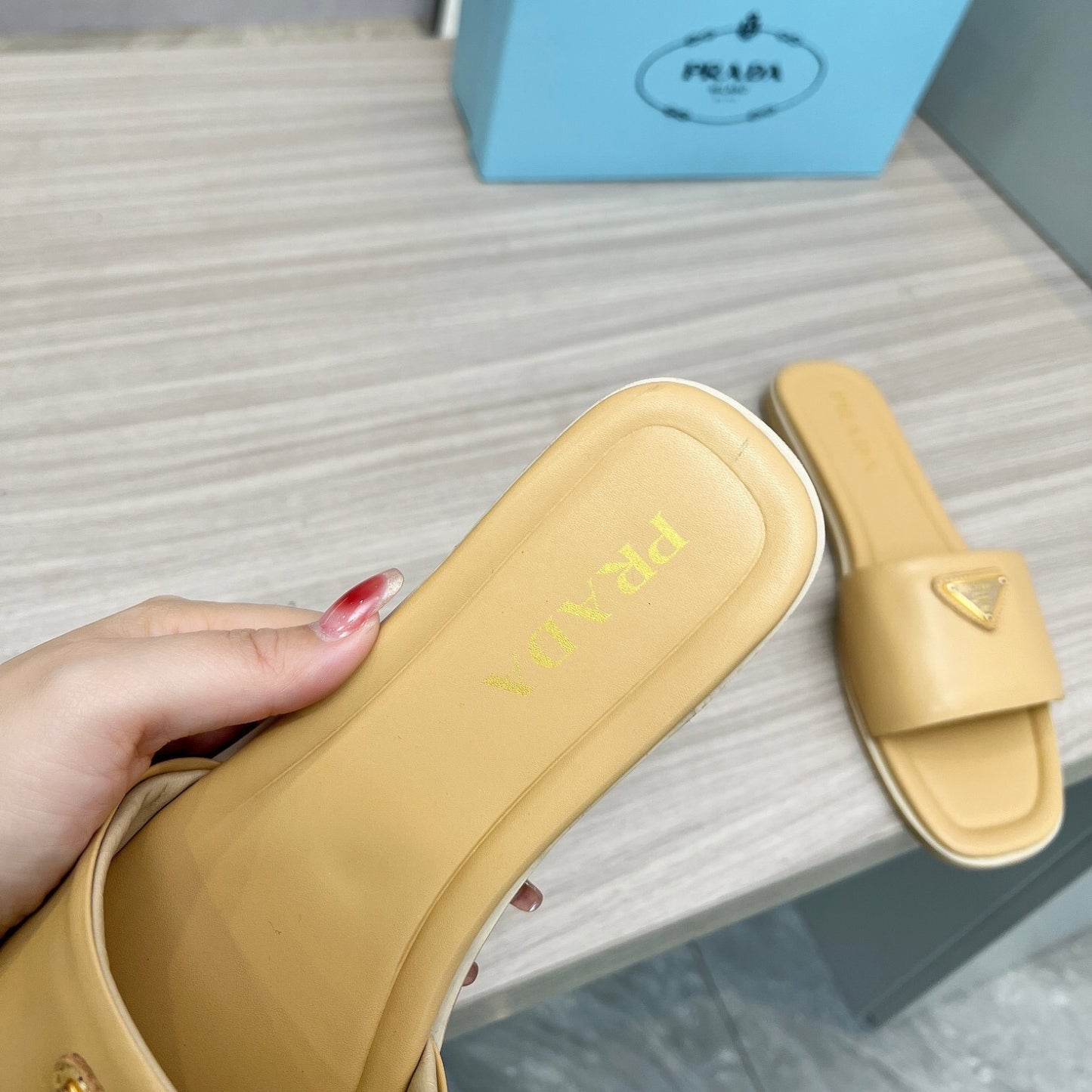 Sandalia PRD Amarelo couro com logo