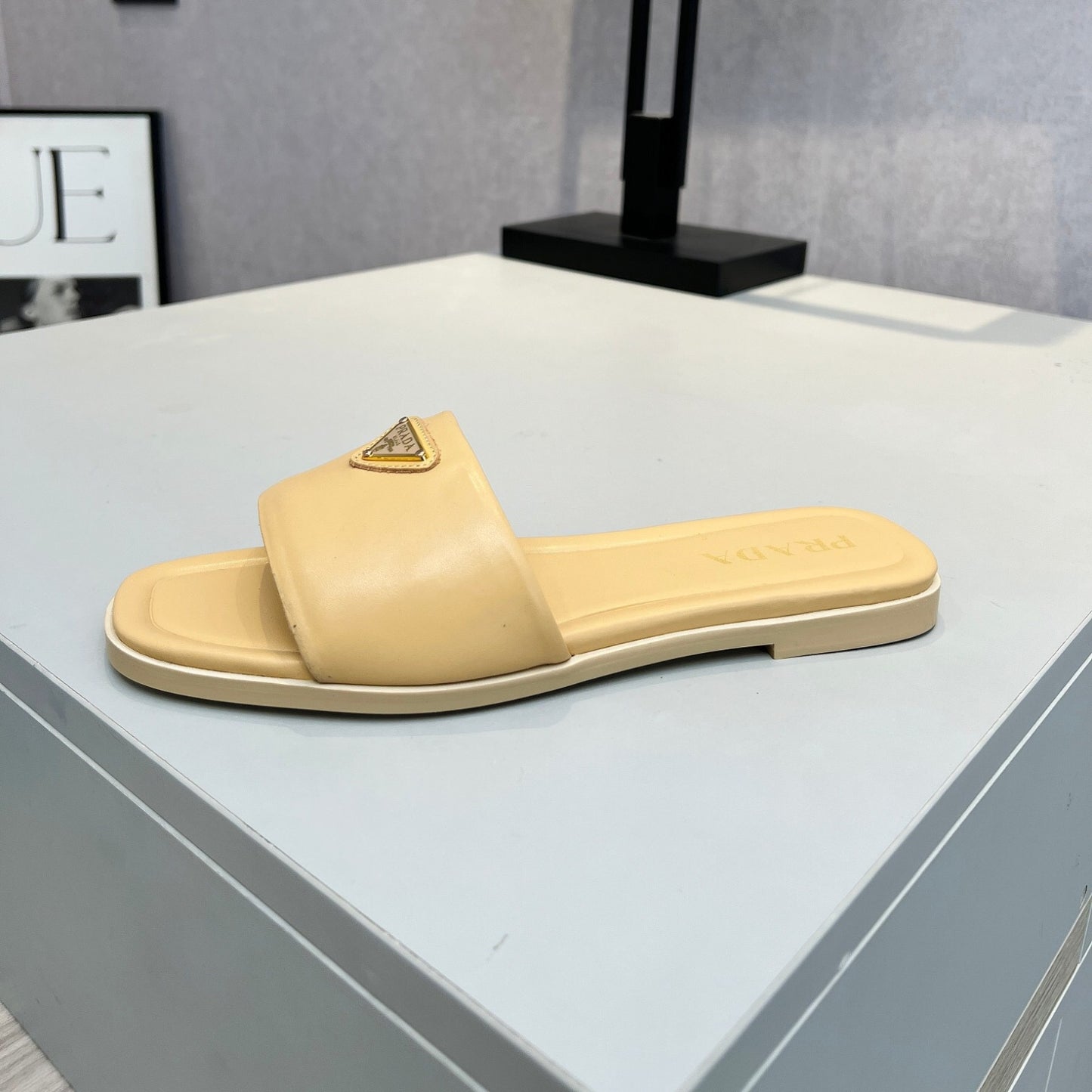 Sandalia PRD Amarelo couro com logo