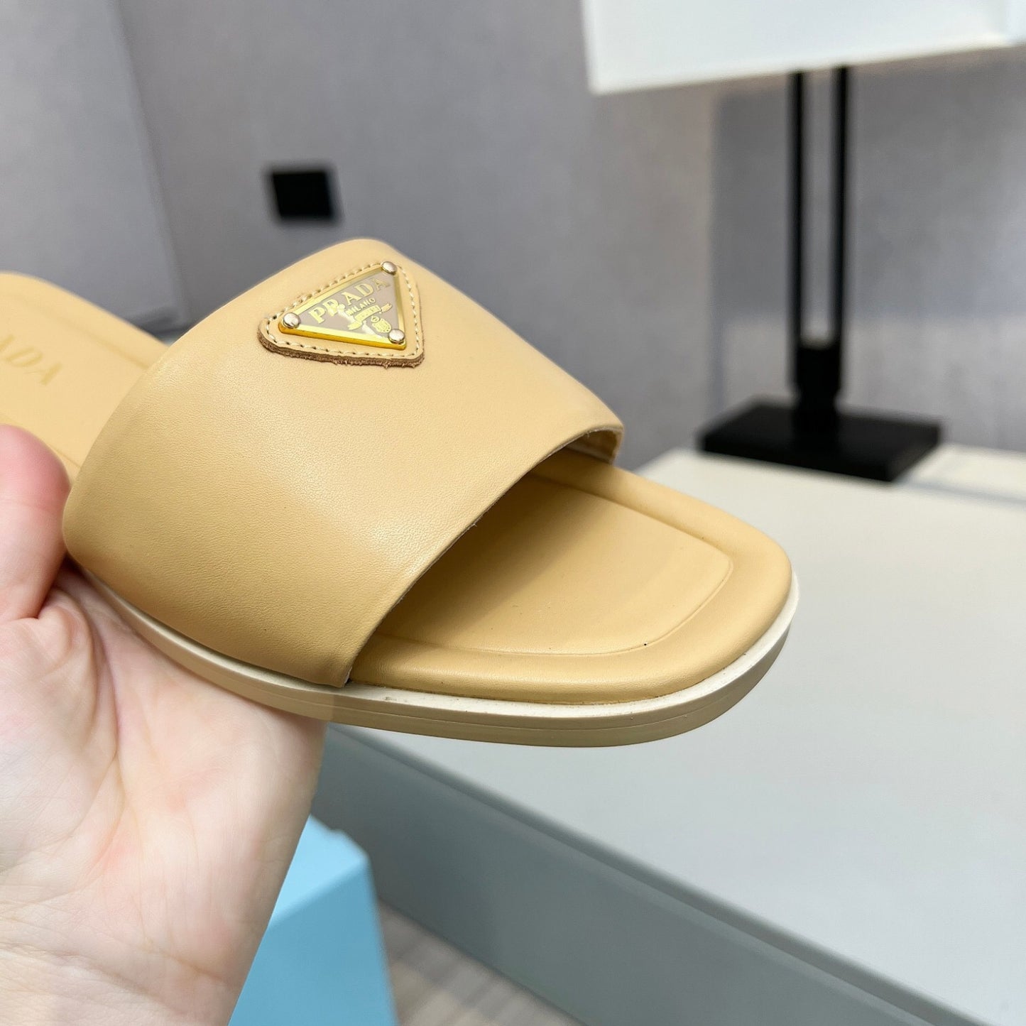 Sandalia PRD Amarelo couro com logo