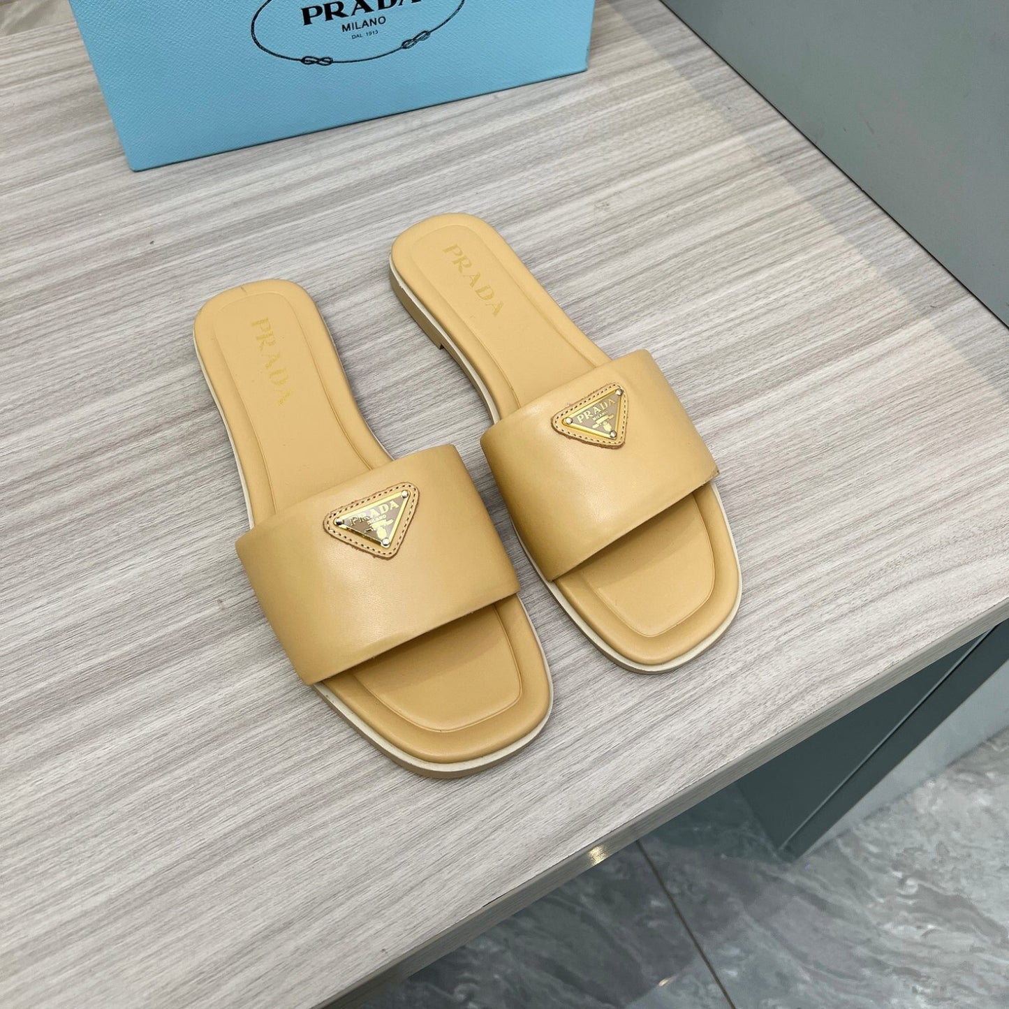 Sandalia PRD Amarelo couro com logo