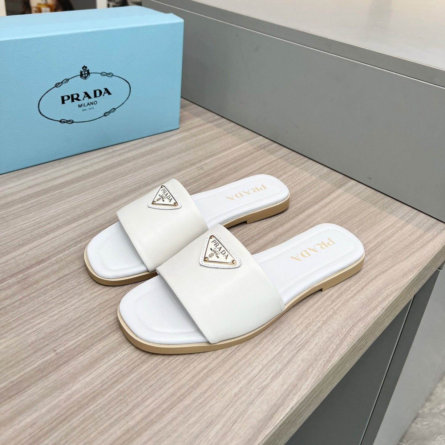 Sandalia PRD Branco couro com logo