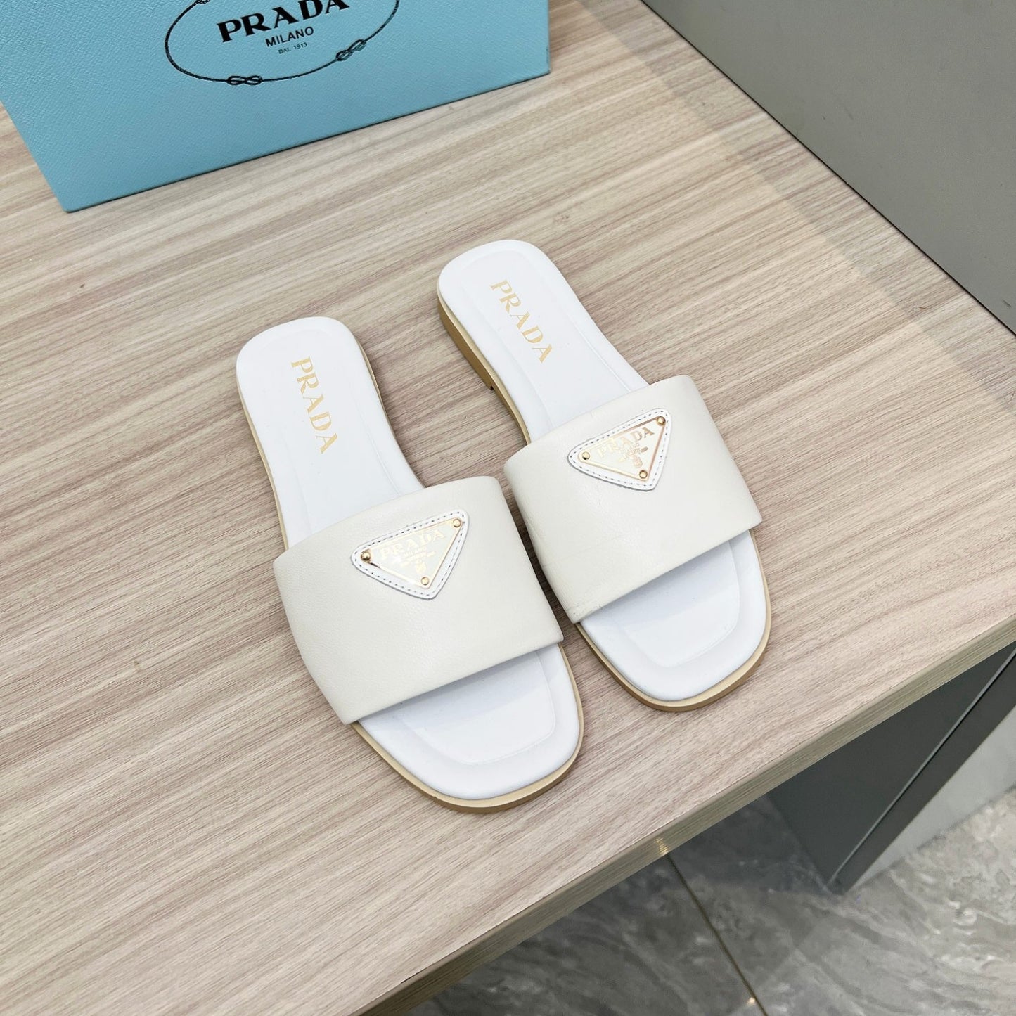 Sandalia PRD Branco couro com logo