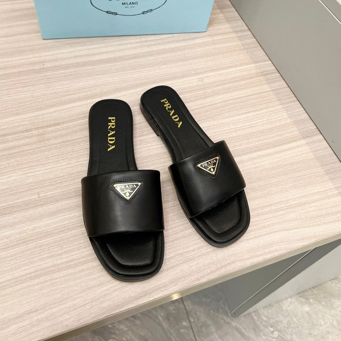 Sandalia PRD Preto couro com logo