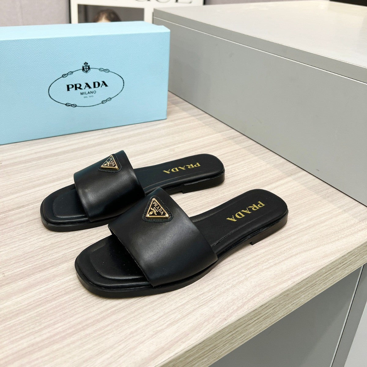 Sandalia PRD Preto couro com logo
