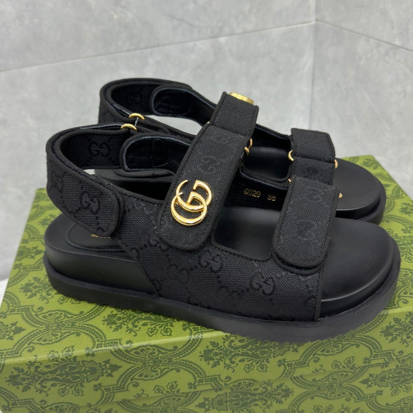 Sandália GG Slider com Double GG Preto Calcanhar
