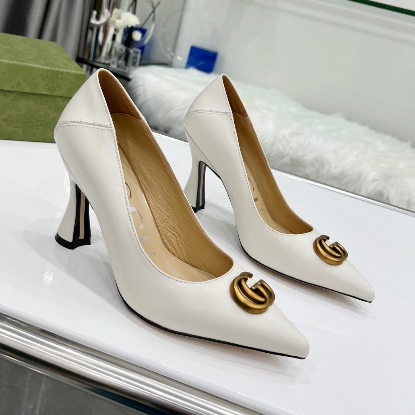 Scarpin GG Branco com Logo Salto 7,5cm