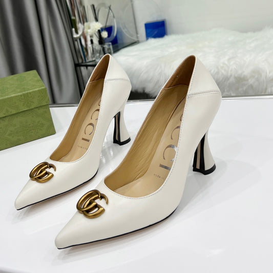 Scarpin GG Branco com Logo Salto 7,5cm