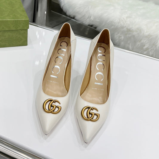 Scarpin GG Branco com Logo Salto 7,5cm