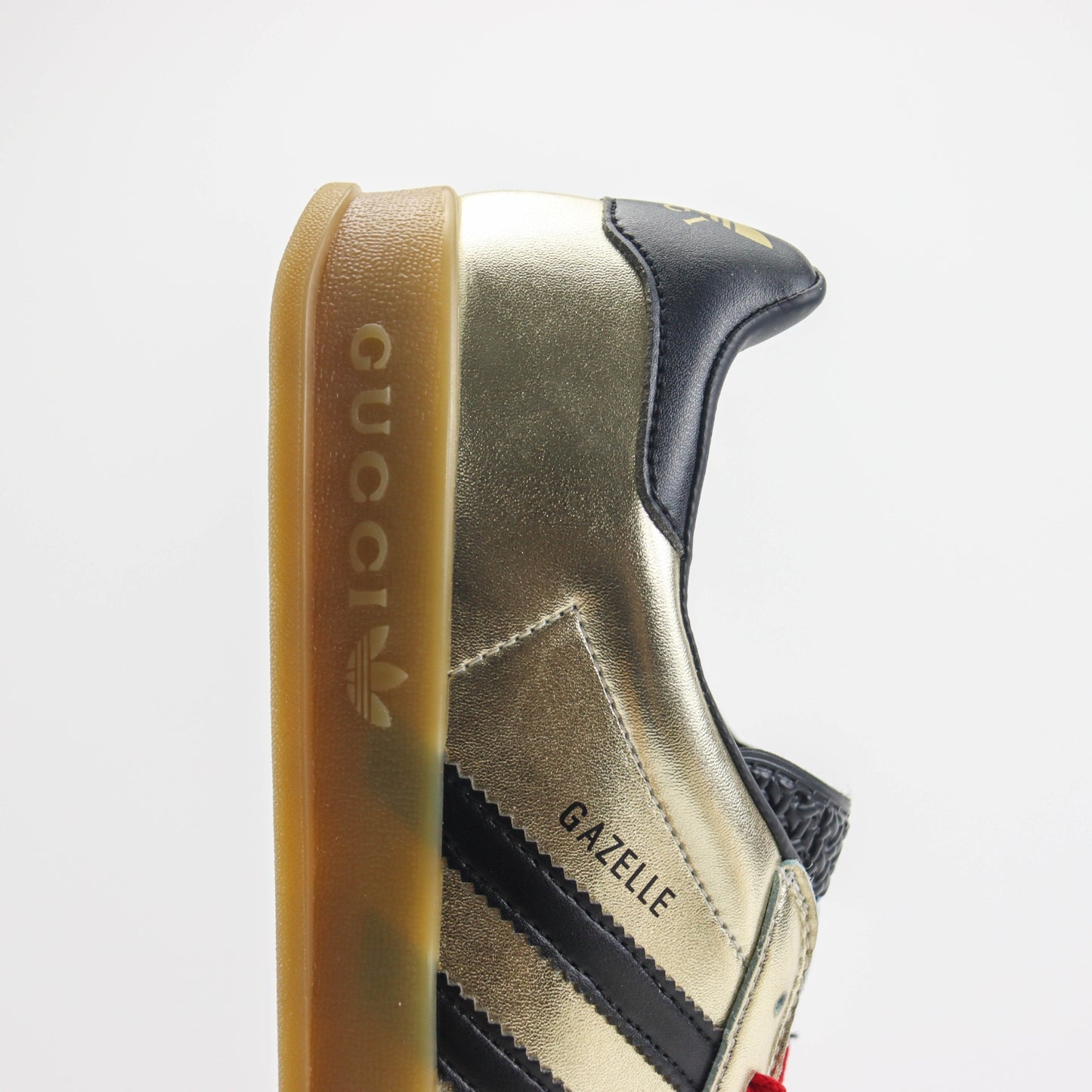 Tenis GG x Ads Gazelle Dourado com vermelho